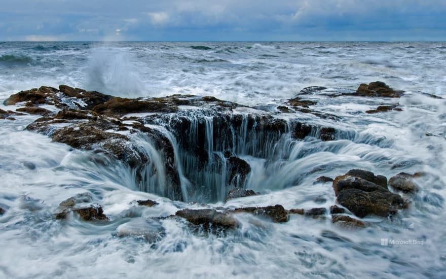 Thor's Well at Cape Perpetua on the Oregon coast, USA