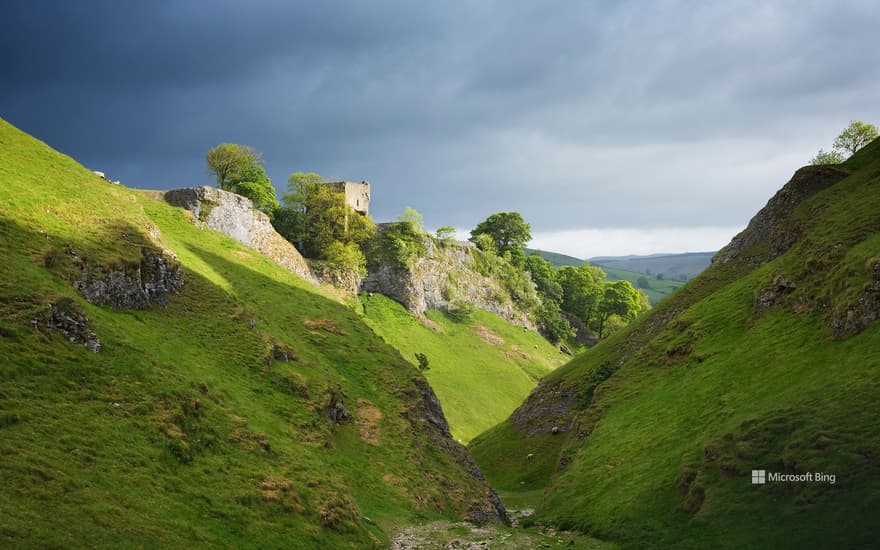 Cave Dale and Peveril Castle in Castleton, Peak District National Park, Derbyshire, England