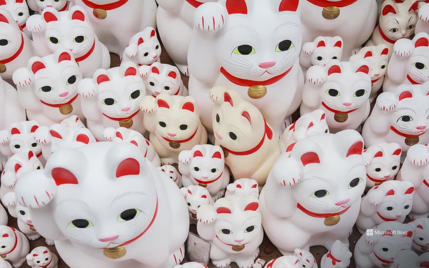 Maneki-neko (beckoning cat) at Gotokuji Temple, Tokyo